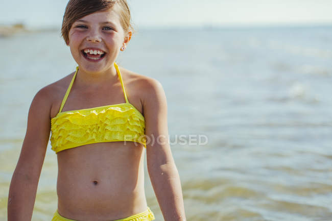 Ragazza sorridente accanto al mare, concentrarsi sul primo piano — Foto stock
