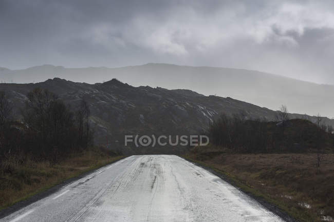 Strada rurale sotto le nuvole di tempesta in Svezia — Foto stock