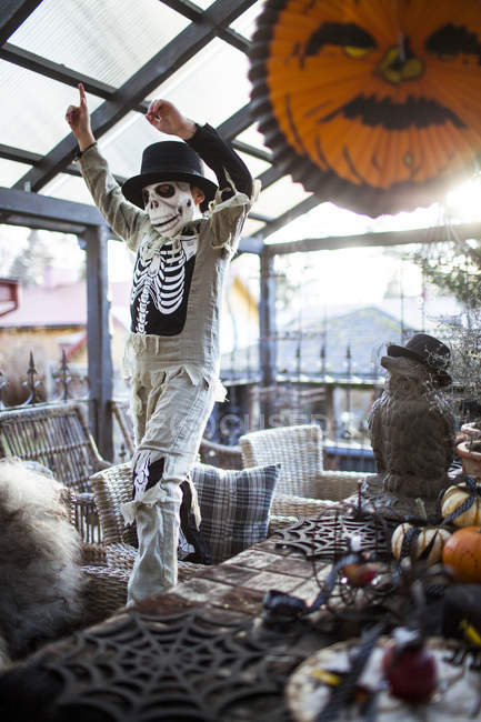 Ragazzo in costume scheletro ad Halloween, focus selettivo — Foto stock