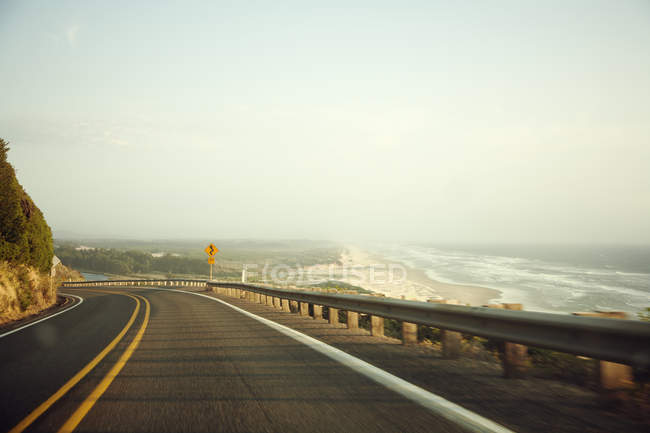Живописный вид на дорогу у моря, избирательный фокус — стоковое фото