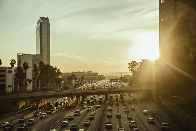 Vista panorámica de edificios y coches, enfoque selectivo - foto de stock