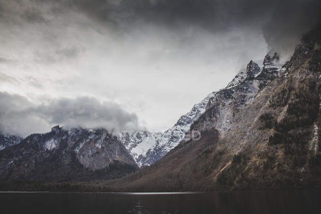 Malerischer Blick auf den Fluss in der Nähe der felsigen Berge — Stockfoto