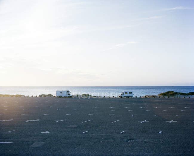 Vista panorâmica do estacionamento perto do mar — Fotografia de Stock