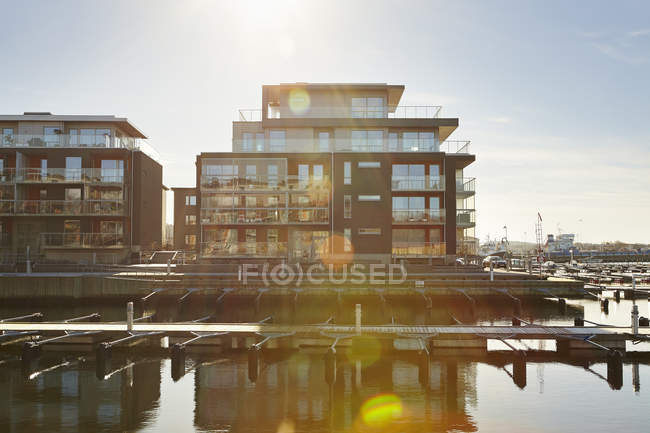 Vista panorámica de edificios cerca del agua, enfoque selectivo - foto de stock