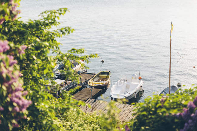 Vista panorámica de los barcos cerca del muelle de mar en verano - foto de stock