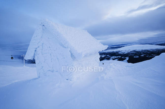 Мальовничий вид на будинок у снігу в горах — стокове фото