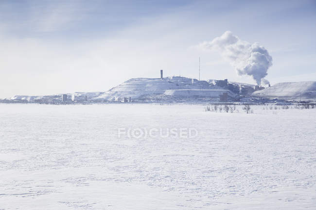 Vista panorámica de edificios en la nieve en las montañas - foto de stock