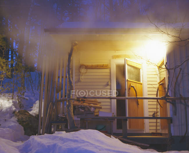 Мальовничий вид на мисливський будинок в лісі взимку — стокове фото