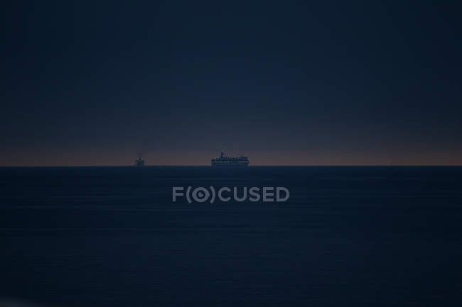 Мальовничий вид корабля в море вночі, селективний фокус — стокове фото