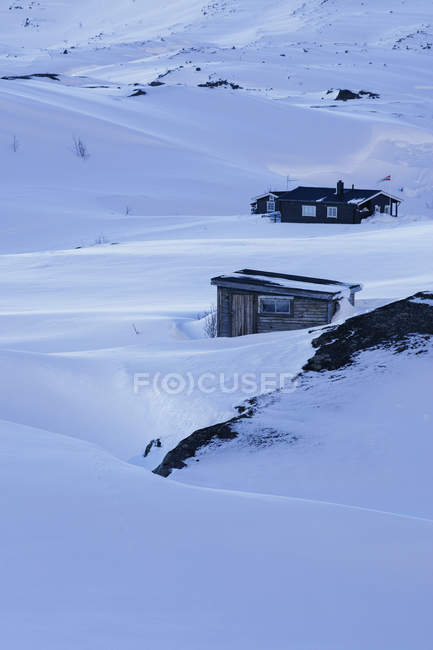 Vista panorámica de los edificios en las montañas en invierno - foto de stock