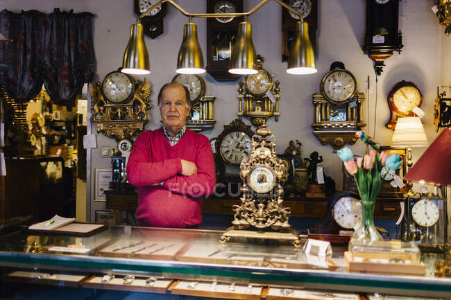 Sales clerk in antique store — Stock Photo
