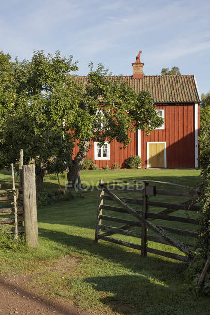 Мальовничий вид на червоний фермерський будинок — стокове фото