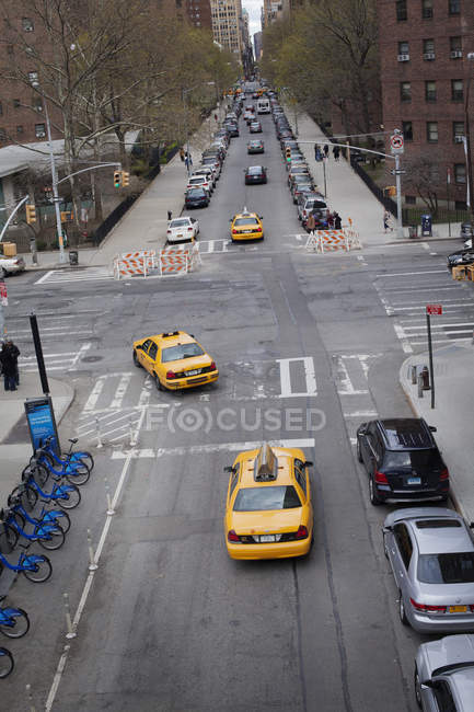 Elevated view of street traffic with yellow cabs in New York City — Stock Photo