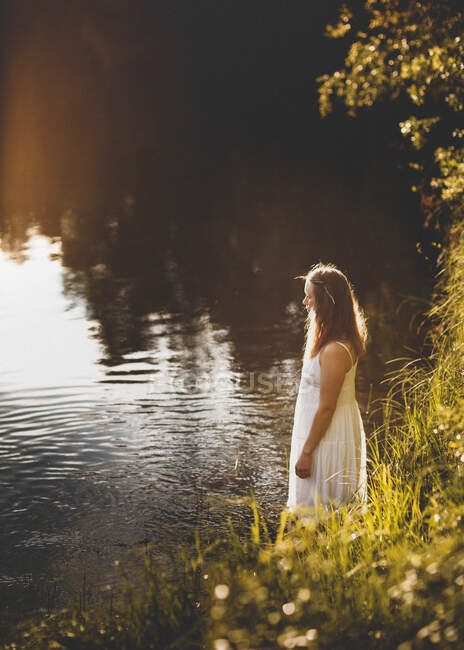 Frau watet im Fluss, Blick aus dem hohen Winkel — Stockfoto