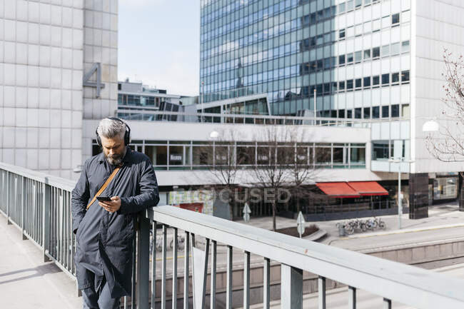 Uomo su smart phone per strada a Stoccolma, Svezia — Foto stock