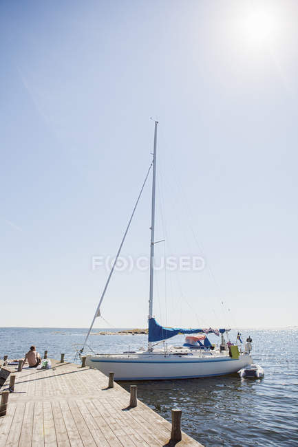Barca a vela in porto dal molo, fuoco selettivo — Foto stock