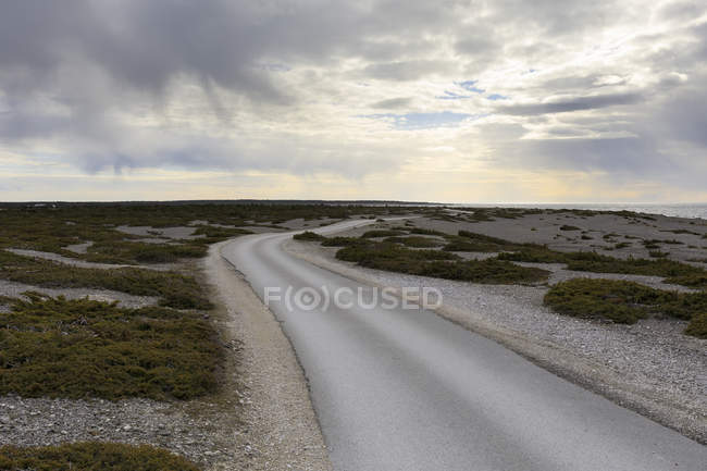 Route rurale avec autoroute à deux voies à Digerhuvud, Suède — Photo de stock