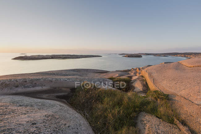 Vista panorámica de la costa rocosa, sueca - foto de stock