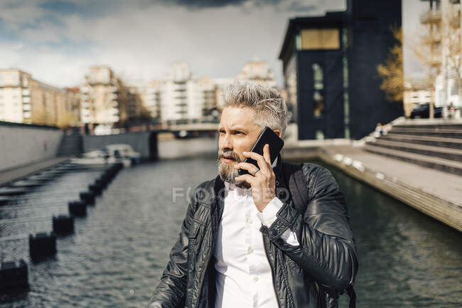 Hombre por teléfono inteligente en Estocolmo, Suecia - foto de stock