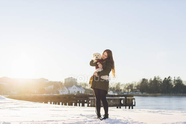 Молода жінка з собакою взимку — стокове фото