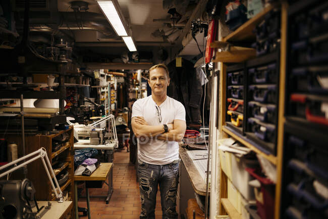 Reifer Mann arbeitet in Lederwerkstatt — Stockfoto