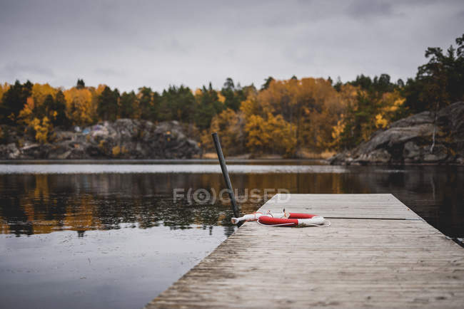 Quai sur le lac en Suède, mise au point sélective — Photo de stock
