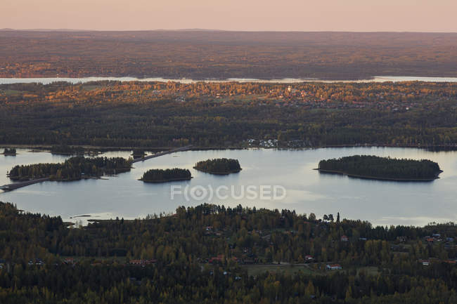 Vue panoramique sur la rivière et la forêt — Photo de stock