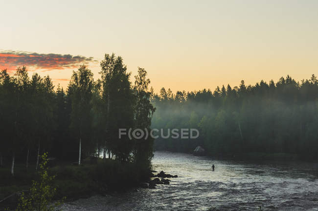 Vista panorámica del río Byske al amanecer - foto de stock