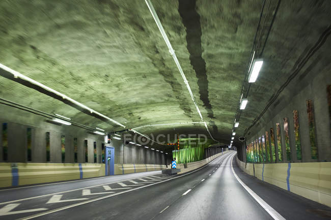 Túnel interior na Auto-estrada Norra Lanken em Estocolmo, Suécia — Fotografia de Stock