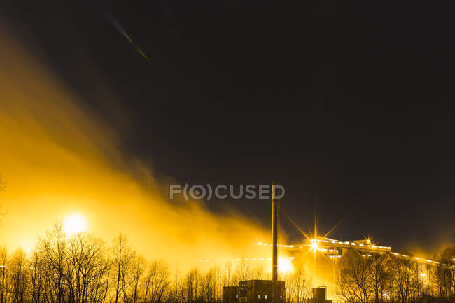 Beleuchtete Fabrik in der Nacht, Nordeuropa — Stockfoto