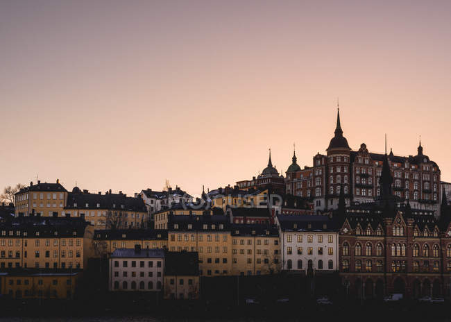 Vue de face des bâtiments extérieurs au lever du soleil à Stockholm — Photo de stock