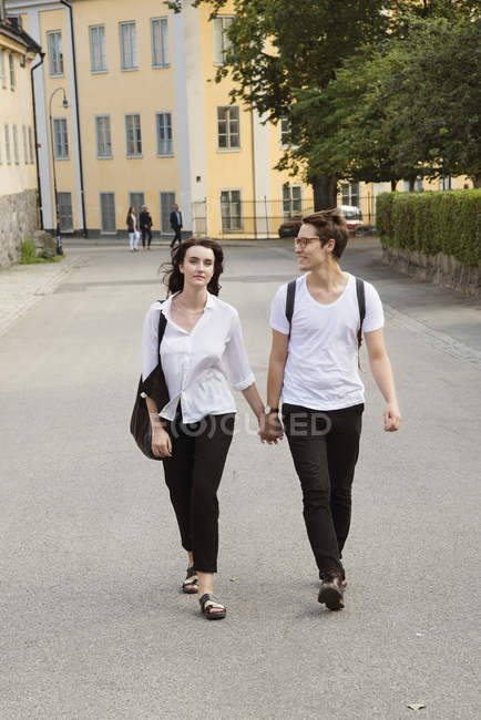 Junges Paar zu Fuß, Fokus auf den Vordergrund — Stockfoto