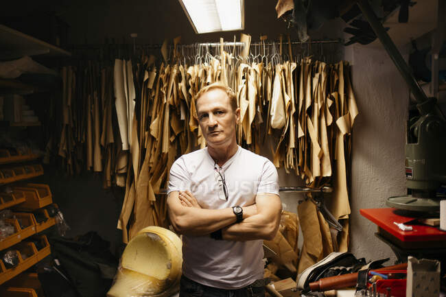 Homem maduro trabalhando em oficina de couro, conceito de pequenas empresas — Fotografia de Stock