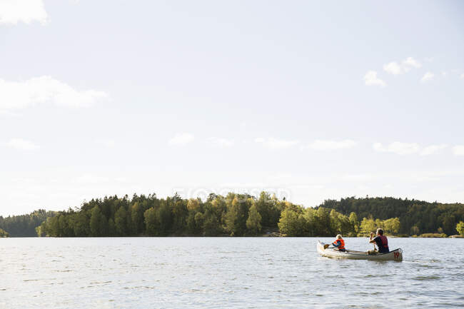 Homem em canoa com sua filha — Fotografia de Stock