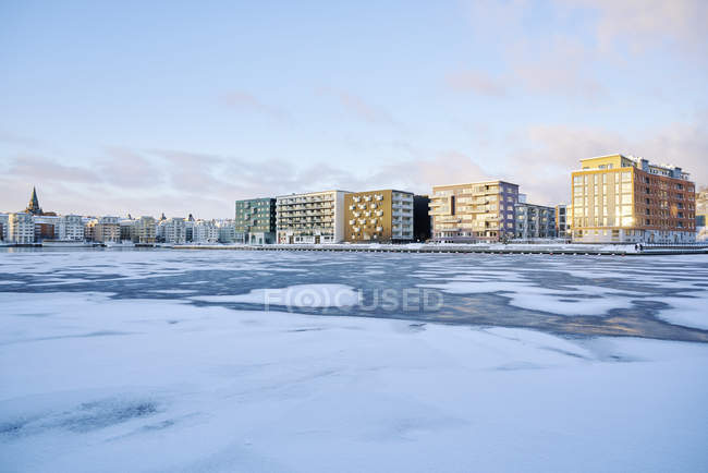 Vista panorâmica do rio congelado em Estocolmo, Suécia — Fotografia de Stock