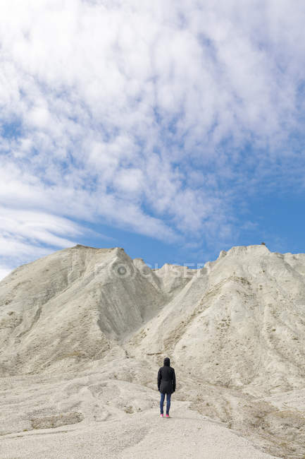 Rückansicht einer Frau mit Blick auf die Berge in furiosen, Schweden — Stockfoto
