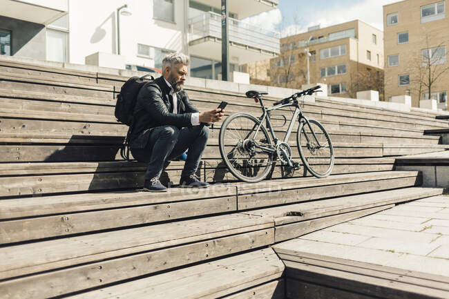 Мужчина на лестнице с велосипедом в Стокгольме, Швеция — стоковое фото