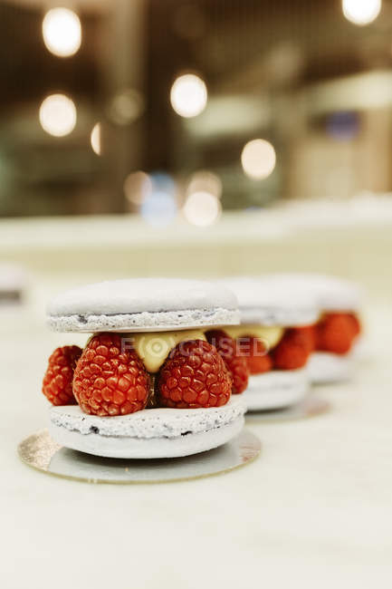 Deserts with berries at bakery, focus on foreground — Stock Photo