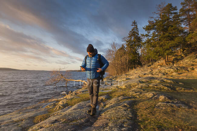 Mann läuft entlang der Küste — Stockfoto