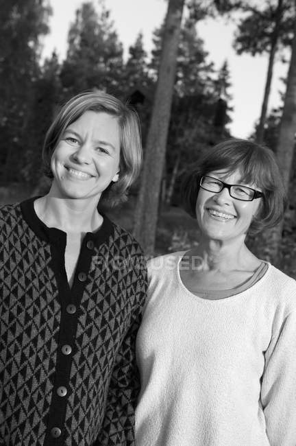 Ritratto di due donne sorridenti, attenzione al primo piano — Foto stock