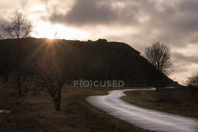 Vista panorâmica do pôr do sol sobre a colina — Fotografia de Stock