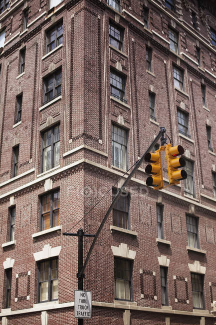 Edificio in mattoni e semaforo a New York — Foto stock