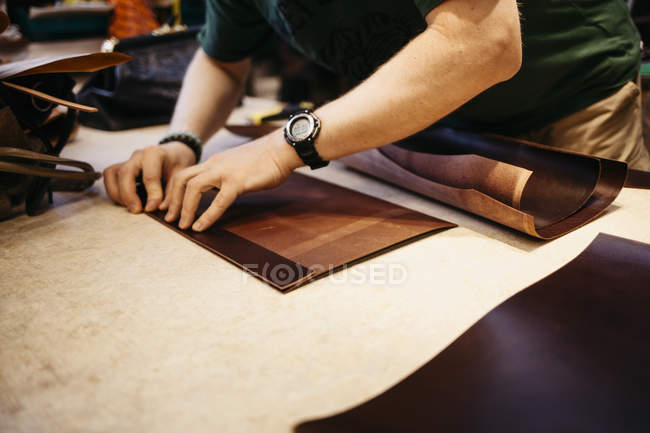 Homme mesurant le cuir, focus sélectif — Photo de stock