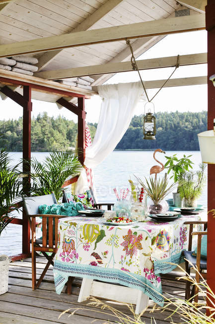 Table et chaises dans le gazebo près du lac, Suède — Photo de stock