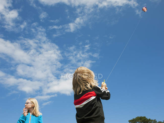Two sisters flying kite, selective focus — Stock Photo
