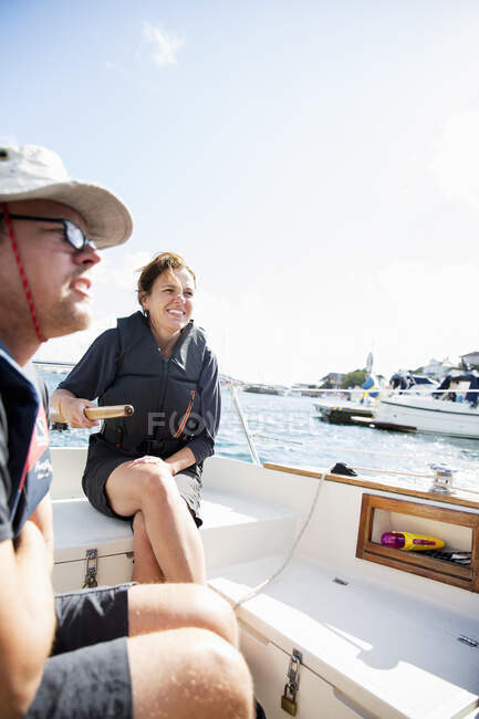 Couple marié adulte moyen sur bateau — Photo de stock