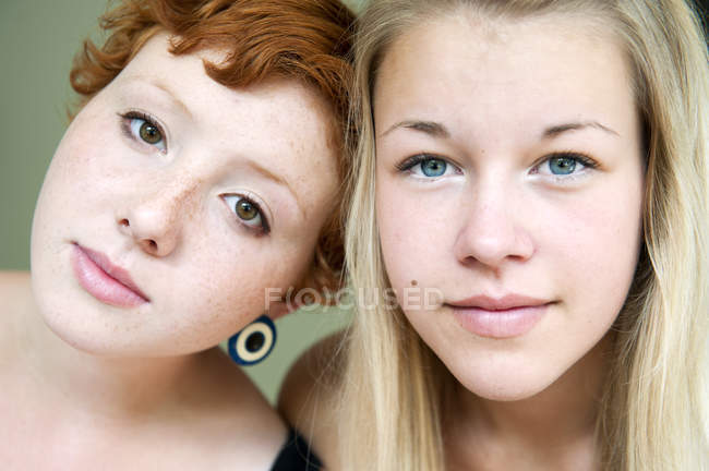 Ritratto di capelli rossi giovane donna e bionda ragazza adolescente — Foto stock