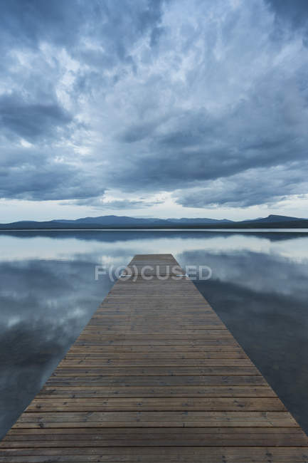 Quai sur le lac à Jamtland, Suède — Photo de stock