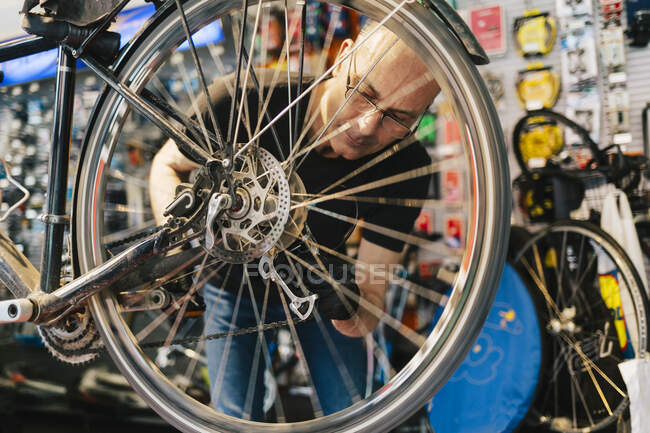 Pequeña empresa propietaria de la tienda de bicicletas - foto de stock