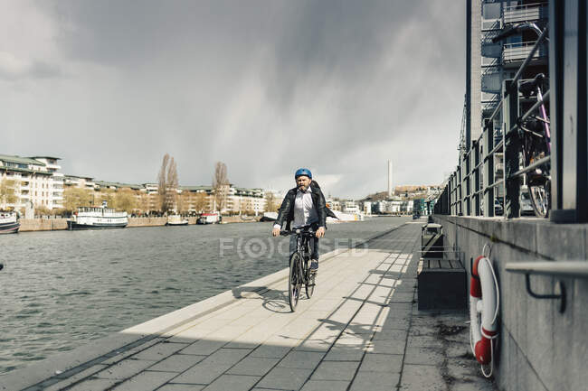 Чоловік їде на велосипеді на вулиці в Стокгольмі (Швеція). — стокове фото